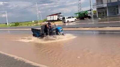 Adıyaman’ın Kahta ilçesinde yağan yağmur sonrası yollar göle döndü.