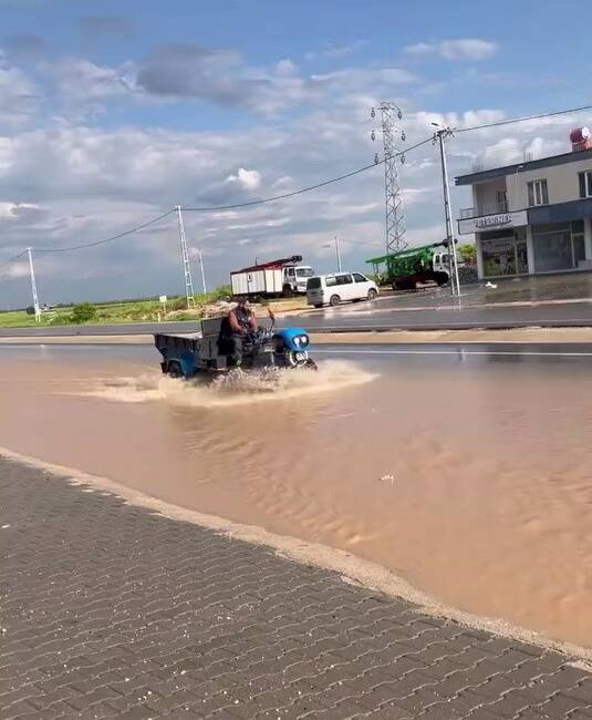 Adıyaman’ın Kahta ilçesinde yağan yağmur sonrası yollar göle döndü.