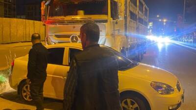 Adıyaman’da, bir kamyon önüne çıkan otomobili fark etmeyerek sürükledi.
