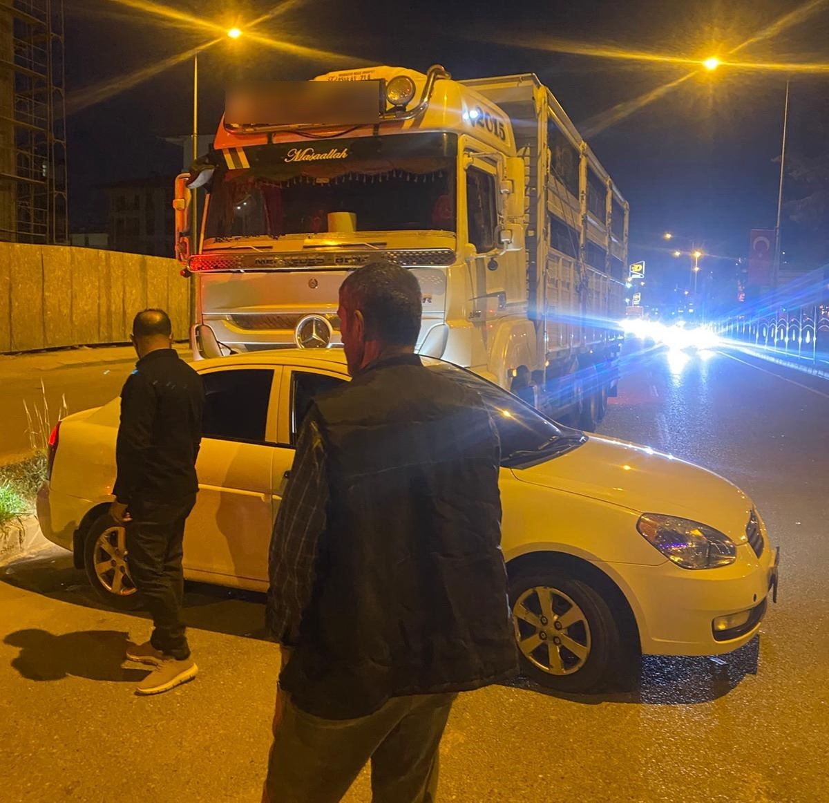 Adıyaman’da, bir kamyon önüne çıkan otomobili fark etmeyerek sürükledi.