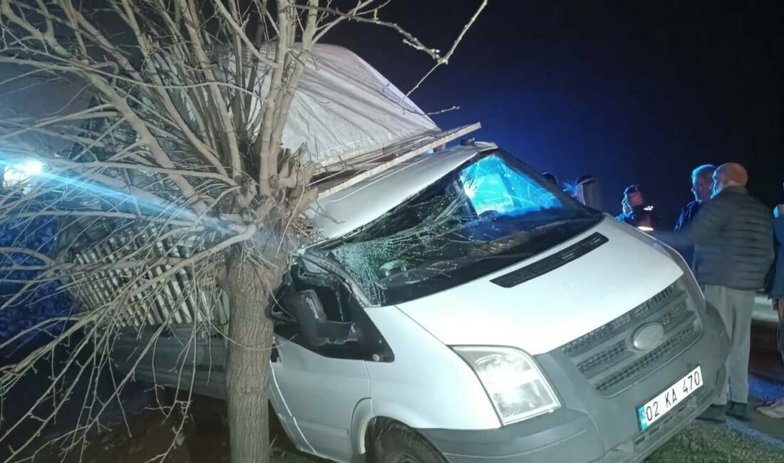 Adıyaman’da, sürücüsünün direksiyon hakimiyetini kaybetmesi sonucu kontrolden çıkarak şarampole girdi.