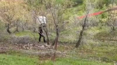 El freni çekilmeden park edilen kamyonet şarampole yuvarlandı, maddi hasar