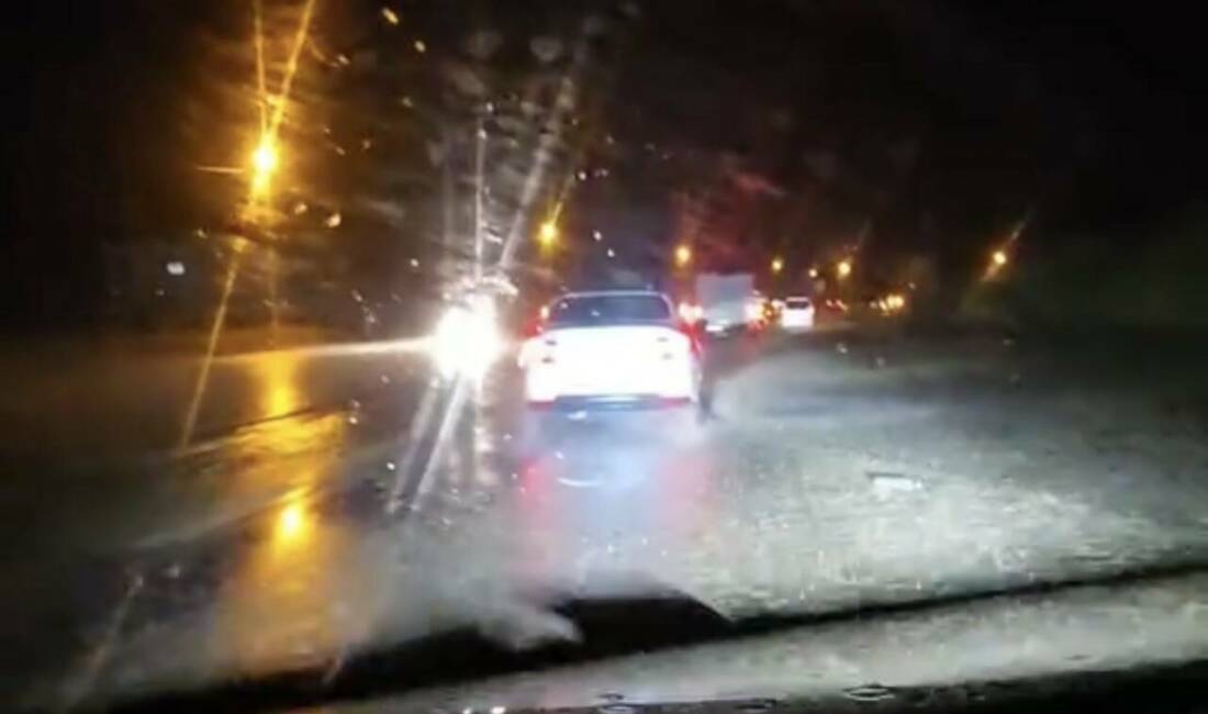 Adıyaman’ın Narince bölgesinde yoğun yağışlar nedeniyle yamaçtan koparak Kahta-Diyarbakır kara