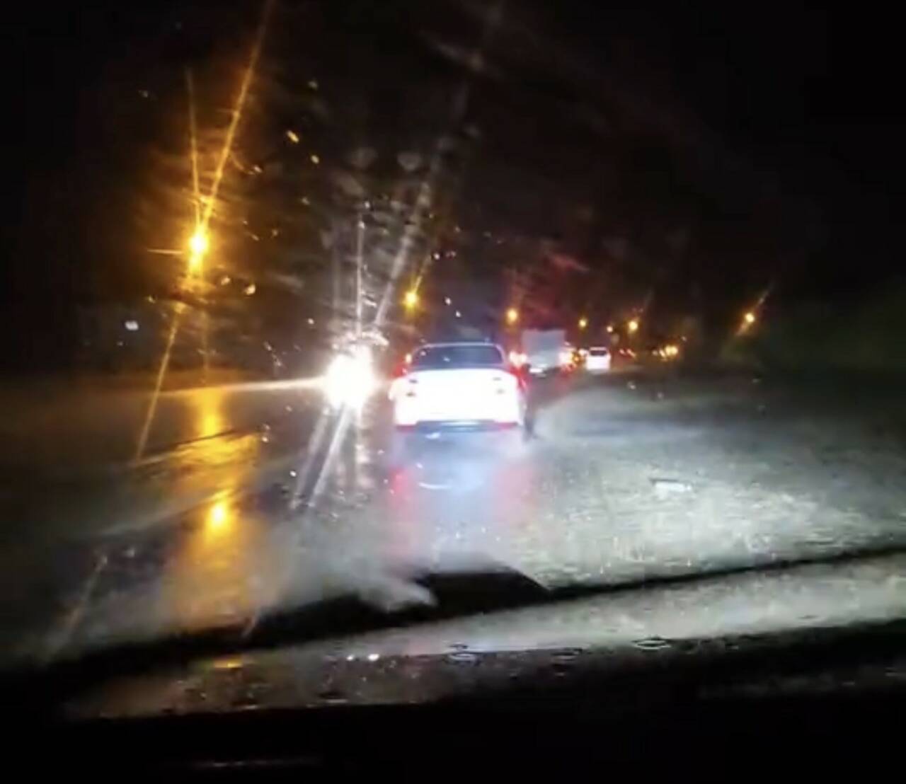 Adıyaman’ın Narince bölgesinde yoğun yağışlar nedeniyle yamaçtan koparak Kahta-Diyarbakır kara