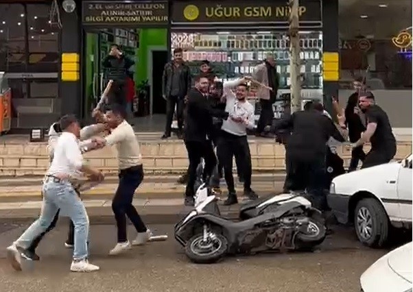 Gaziantep’te vatandaşlar, sahte kavga ihbarına gelen polisleri pasta ve alkışlarla