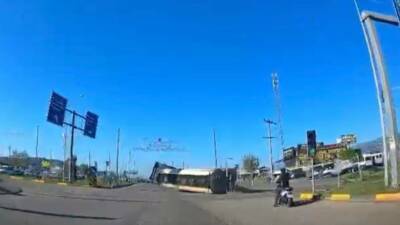 Gaziantep’in Nurdağı ilçesinde kavşaktan dönüş yapmaya çalışırken kontrolden çıkan akaryakıt