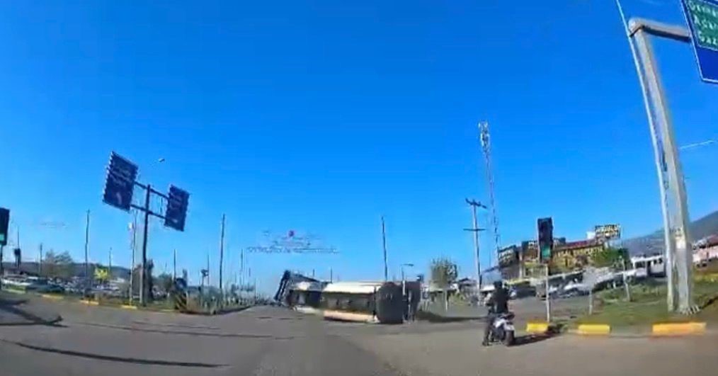 Gaziantep’in Nurdağı ilçesinde kavşaktan dönüş yapmaya çalışırken kontrolden çıkan akaryakıt