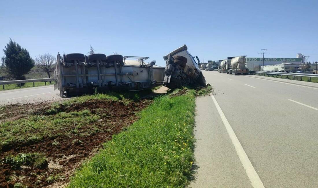 Kilis-Gaziantep karayolunda kontrolden çıkan beton mikseri refüje devrildi. Kazada yaralanan