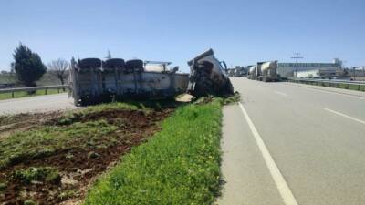 Kilis-Gaziantep karayolunda kontrolden çıkan beton mikseri refüje devrildi. Kazada yaralanan