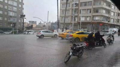 Kilis’te sağanak yağış ve sis görüş mesafesini düşürdü. Sürücüler, farlarını