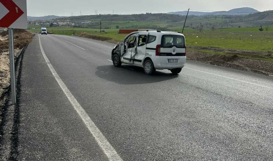 Adıyaman’ın Gölbaşı ilçesinde kontrolden çıkan kamyonetin karşı şeride geçerek hafif