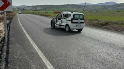 Adıyaman’ın Gölbaşı ilçesinde kontrolden çıkan kamyonetin karşı şeride geçerek hafif