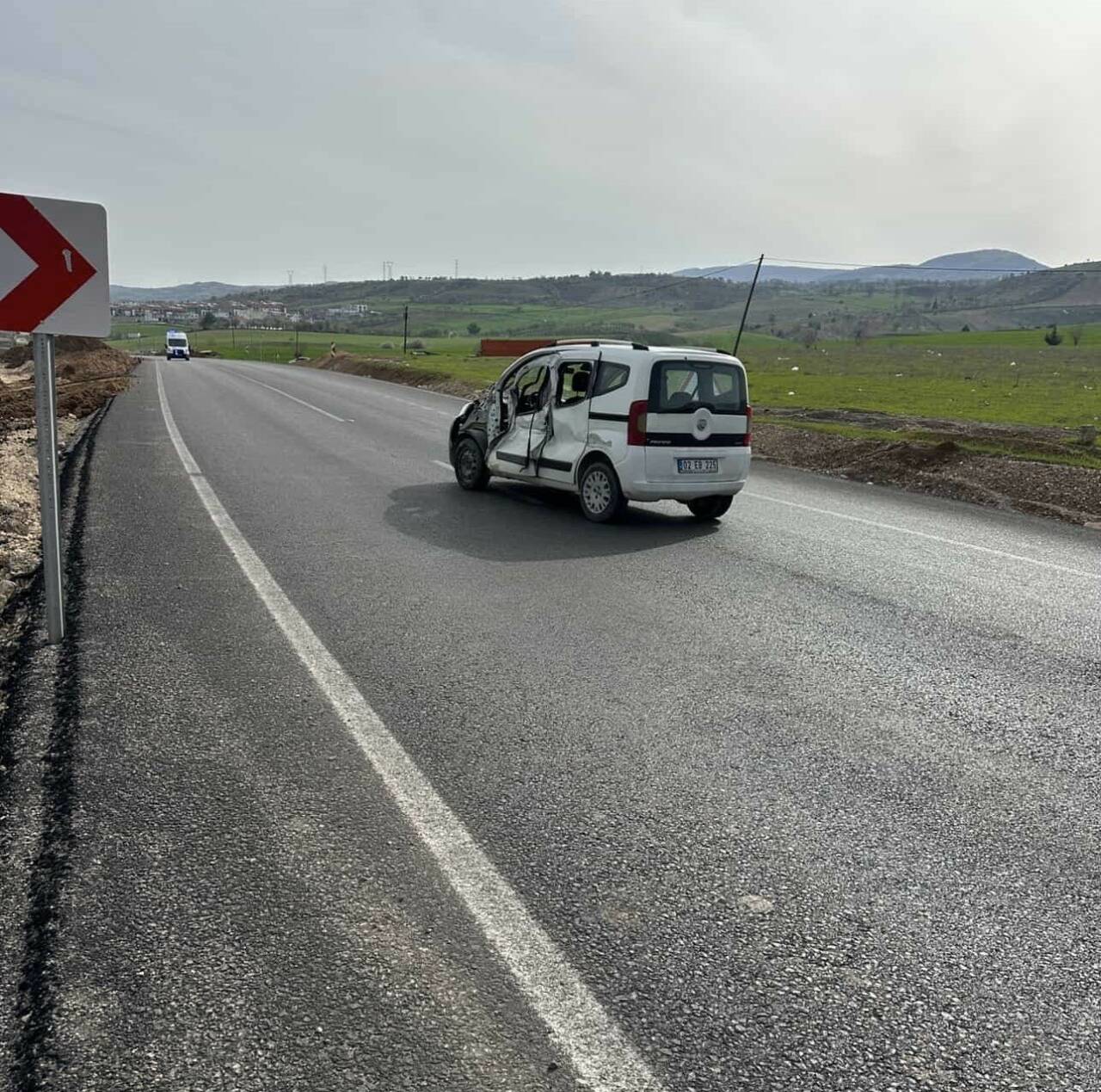 Adıyaman’ın Gölbaşı ilçesinde kontrolden çıkan kamyonetin karşı şeride geçerek hafif