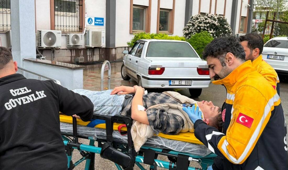 Adıyaman’ın Kahta ilçesinde kontrolden çıkan otomobilin elektrik direğine çarpması sonucu