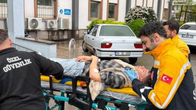 Adıyaman’ın Kahta ilçesinde kontrolden çıkan otomobilin elektrik direğine çarpması sonucu