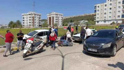 Adıyaman’da, sürücüsünün kontrolünden çıkan otomobilin ışıklarda duran bir otomobil ve