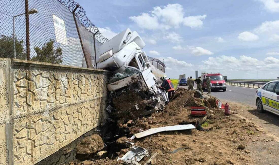 Mardin’in Nusaybin ilçesinde seyir halindeyken kontrolden çıkan yakıt tankeri, yol
