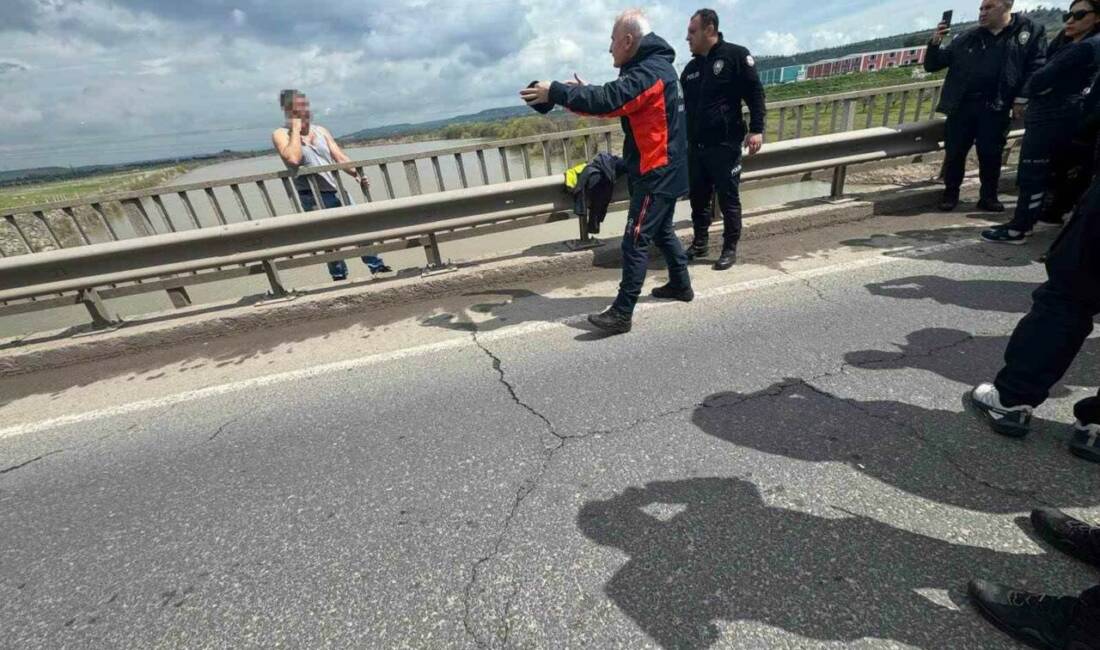 Diyarbakır’ın Sur ilçesinde köprüden atlamak isteyen şahıs, AFAD ve polis