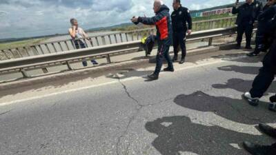 Diyarbakır’ın Sur ilçesinde köprüden atlamak isteyen şahıs, AFAD ve polis