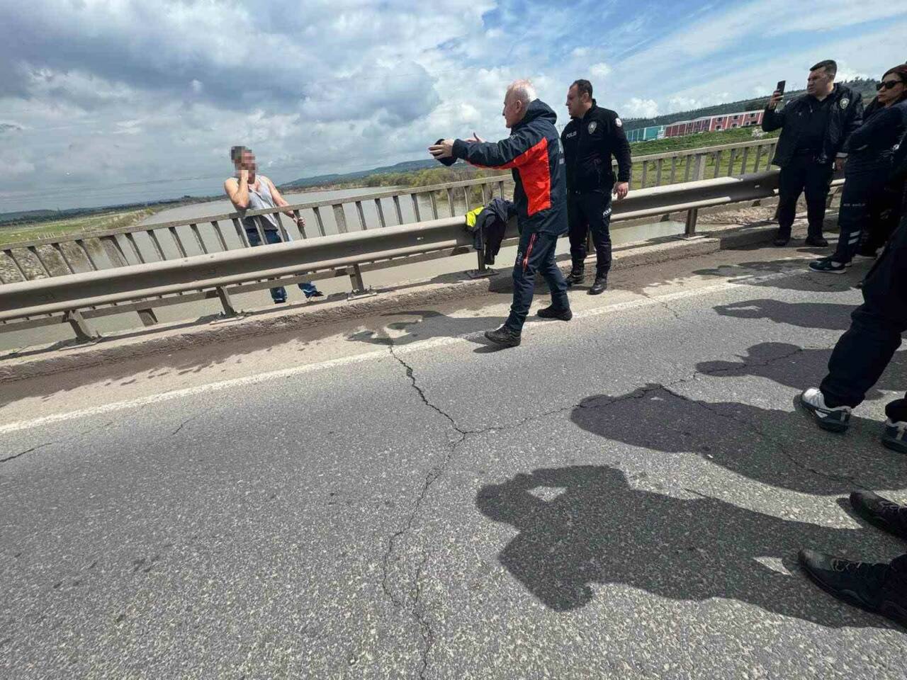 Diyarbakır’ın Sur ilçesinde köprüden atlamak isteyen şahıs, AFAD ve polis