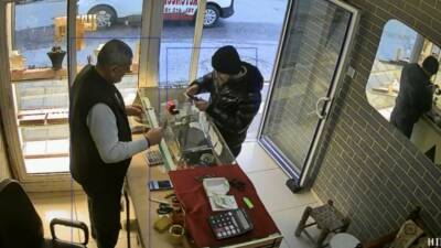 Kuyumcudan 60 bin lira değerindeki altın yüzüğü çalan şüpheli, 4