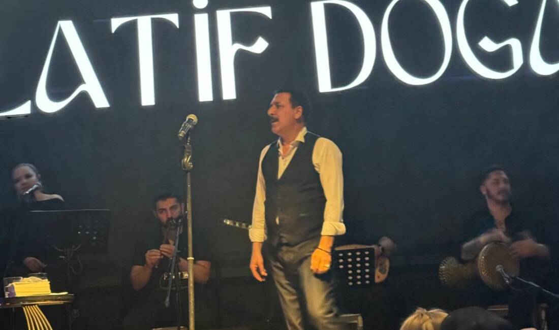 Besni Eğitim Vakfı yönetimi ve gönüllüleri, İstanbul’da sahne alan sanatçı