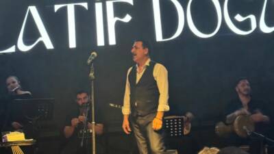 Besni Eğitim Vakfı yönetimi ve gönüllüleri, İstanbul’da sahne alan sanatçı