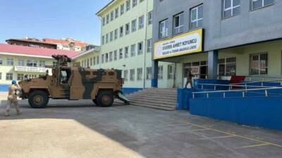 Şanlıurfa’nın Siverek ilçesinde bir lisede silahlı saldırı düzenlendi. Saldırıda ilk