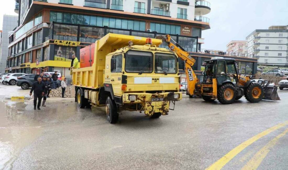 Mardin’in Artuklu ilçesinde etkili olan sağanak yağış ve dolu, hayatı