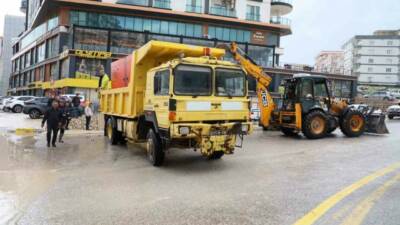 Mardin’in Artuklu ilçesinde etkili olan sağanak yağış ve dolu, hayatı