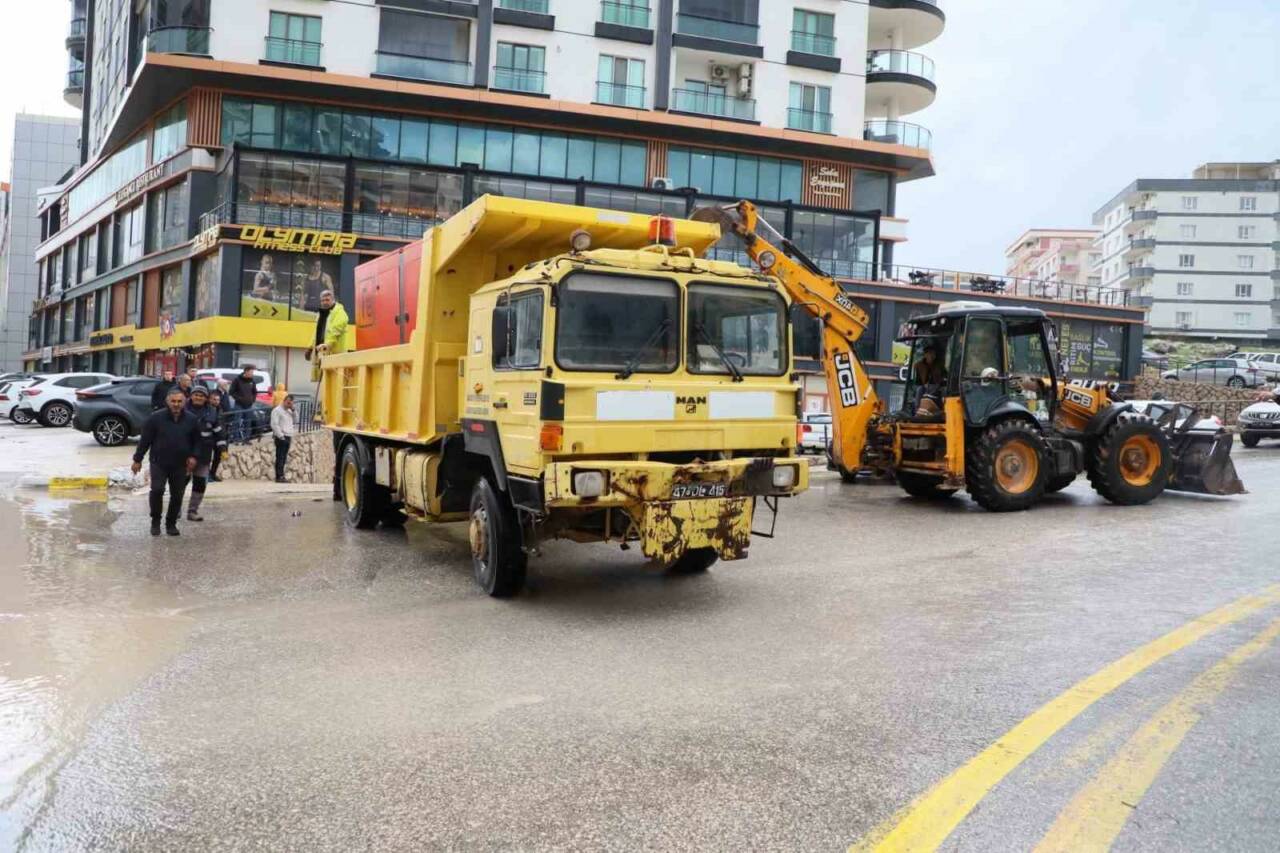 Mardin’in Artuklu ilçesinde etkili olan sağanak yağış ve dolu, hayatı