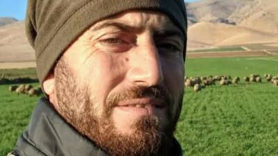 Mardin’in Derik ilçesinde çobanlık yapan 38 yaşındaki Emrah Aksu, uğradığı