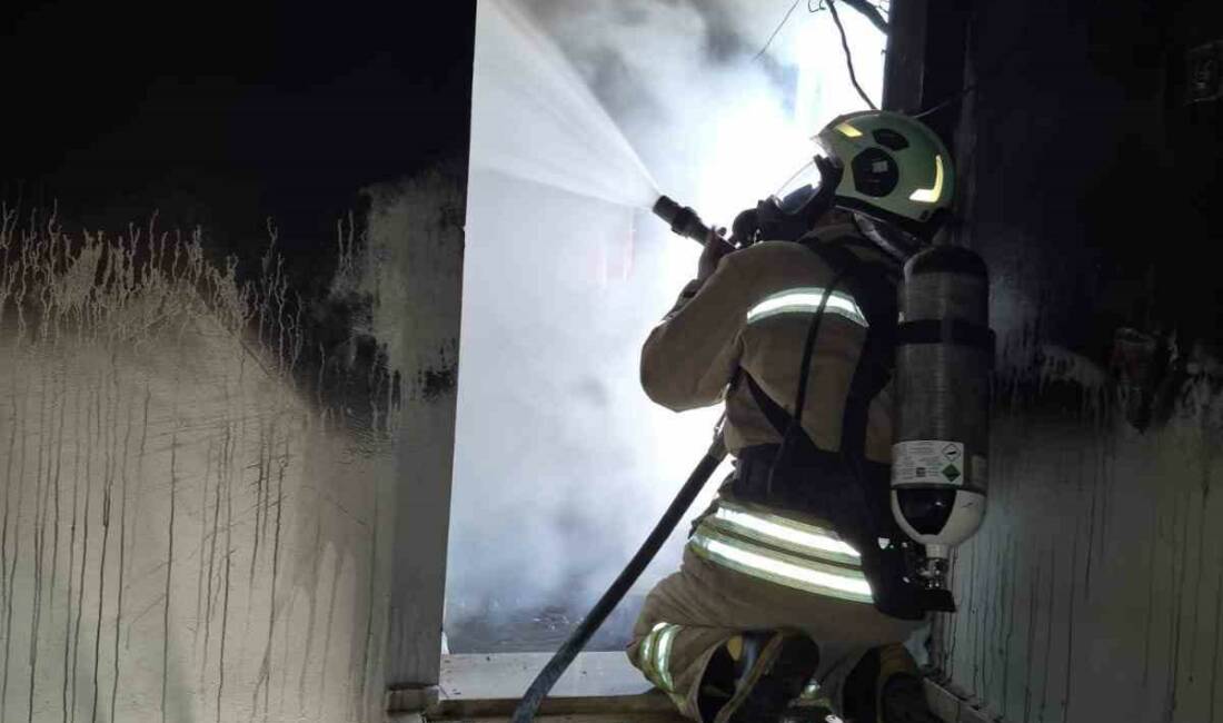 Mardin’in Kızıltepe ilçesinde müstakil bir evin damındaki kulübede çıkan yangın