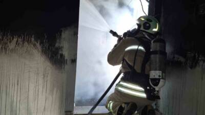 Mardin’in Kızıltepe ilçesinde müstakil bir evin damındaki kulübede çıkan yangın
