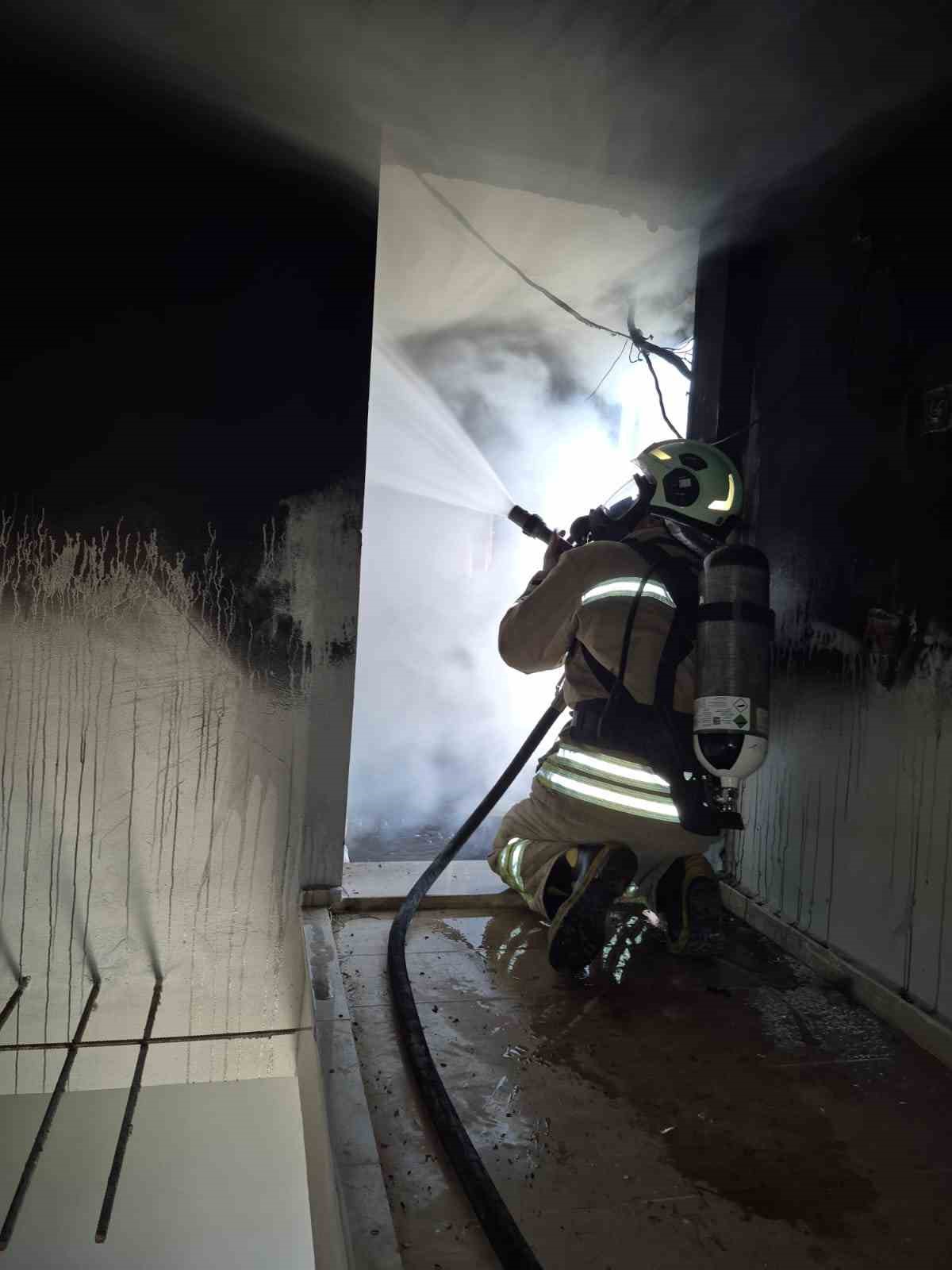 Mardin’in Kızıltepe ilçesinde müstakil bir evin damındaki kulübede çıkan yangın