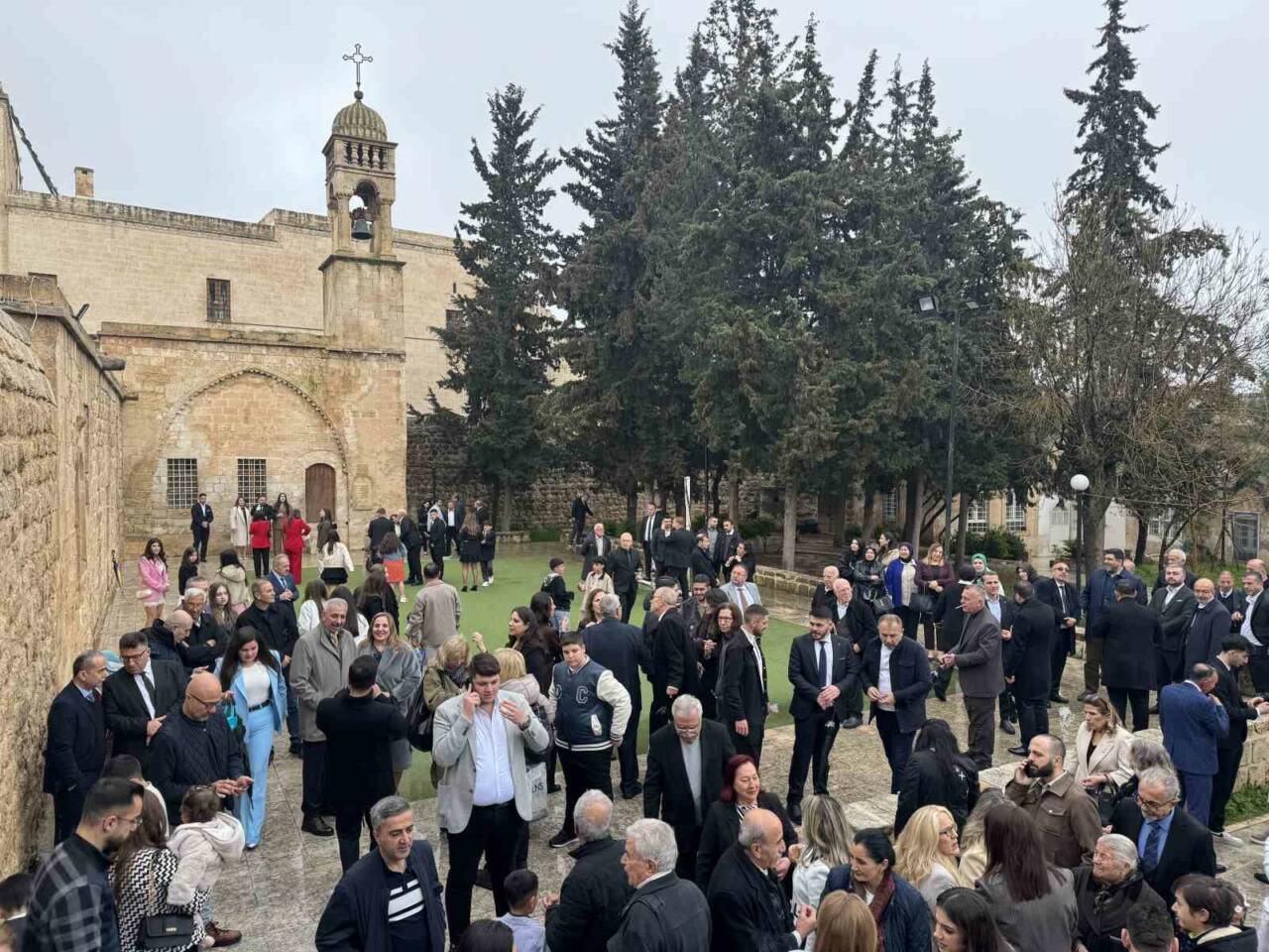 Mardin’de yaşayan Süryaniler, Paskalya Bayramını Kırklar Kilisesi’nde gerçekleştirilen ayinle kutladı.