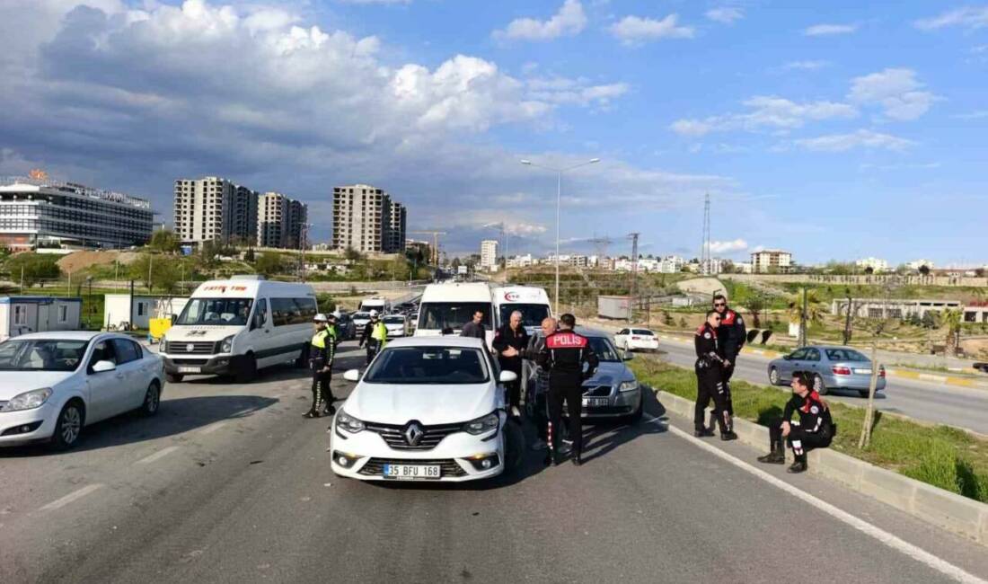 Adıyaman'da minibüs ile iki otomobilin çarpışması sonucu bir kişi yaralandı.