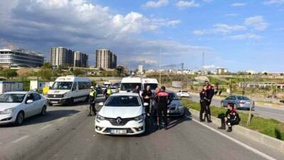 Adıyaman'da minibüs ile iki otomobilin çarpışması sonucu bir kişi yaralandı.