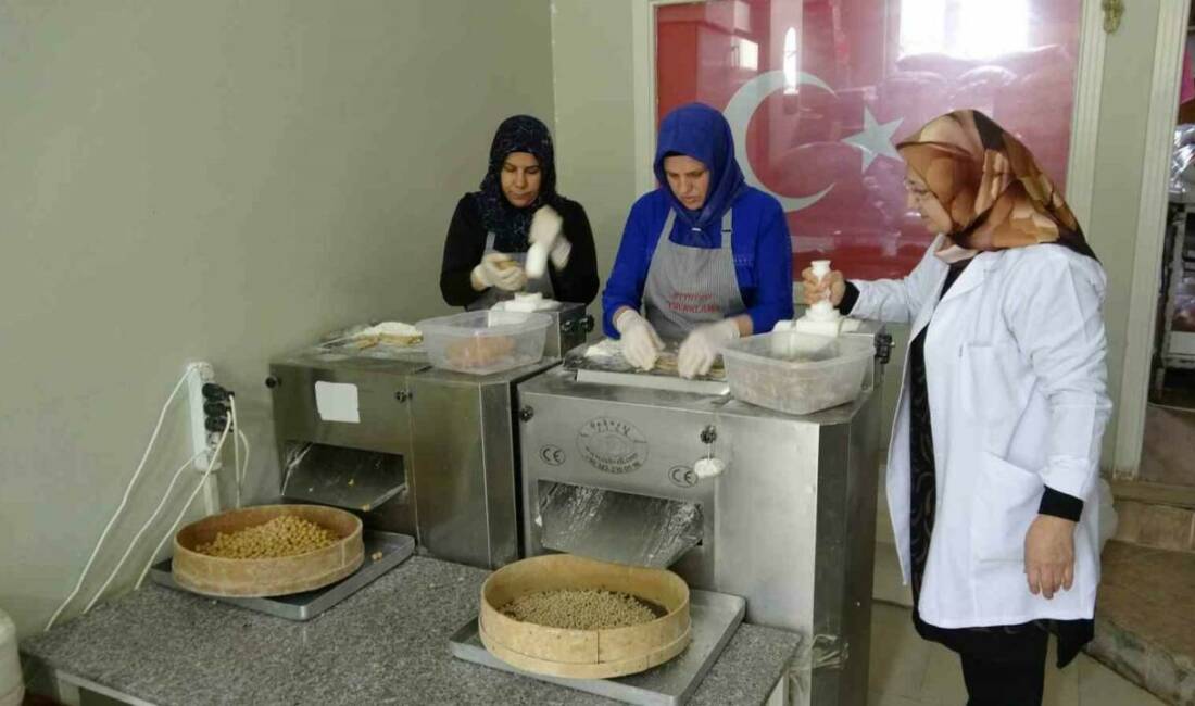 Gaziantep’te yaşayan Şahide Ulukök, bayramda evine gelen misafirlere yaptığı yuvalamanın