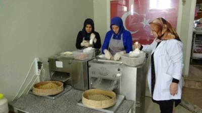 Gaziantep’te yaşayan Şahide Ulukök, bayramda evine gelen misafirlere yaptığı yuvalamanın