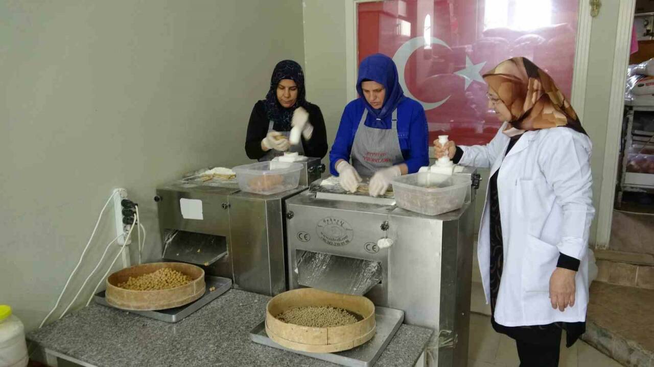 Gaziantep’te yaşayan Şahide Ulukök, bayramda evine gelen misafirlere yaptığı yuvalamanın