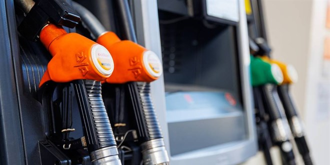 Küresel petrol fiyatlarındaki gerileme sonrası motorine indirim geliyor. Ancak vergi