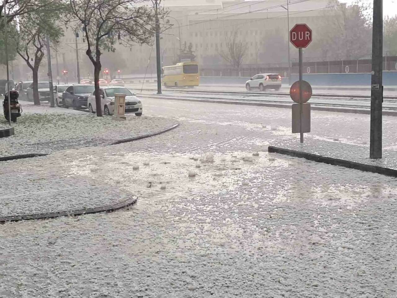 Gaziantep’te ceviz büyüklüğünde dolu yağışı, hayatı olumsuz etkileyerek vatandaşları hazırlıksız