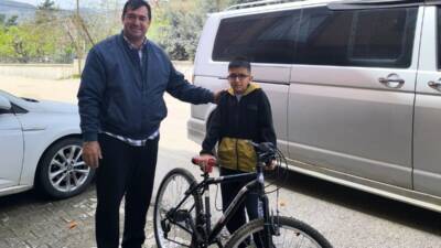 Gaziantep’te hayırsever bir ailenin kızı, okulda kendisine ödül olarak verilen