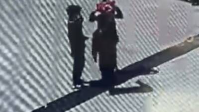 Gaziantep’te, rüzgârda uçarak yere düşen Türk bayrağını fark eden ilkokul