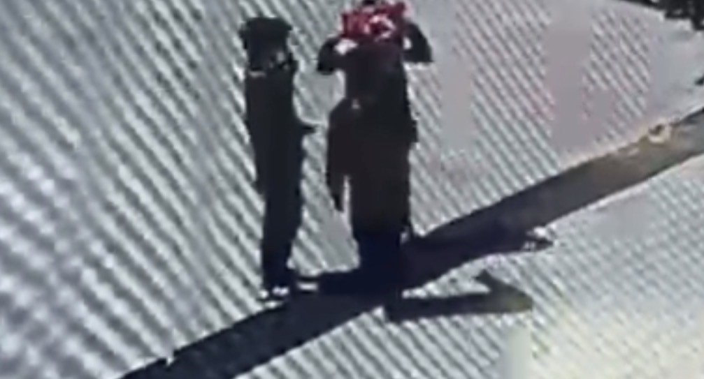 Gaziantep’te, rüzgârda uçarak yere düşen Türk bayrağını fark eden ilkokul