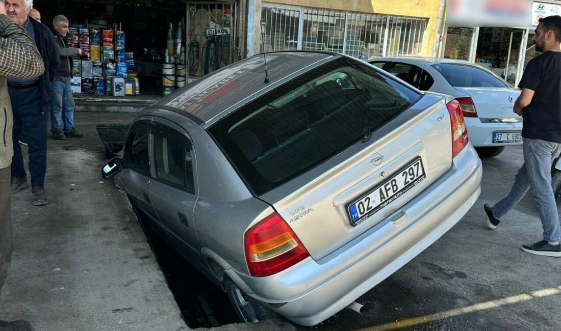 Adıyaman’da bir otomobil, bakım kanalına düştü.