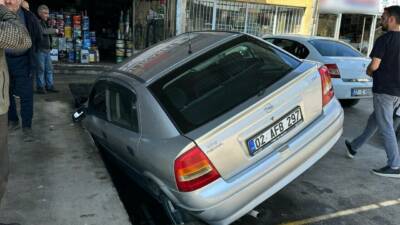 Adıyaman’da bir otomobil, bakım kanalına düştü.