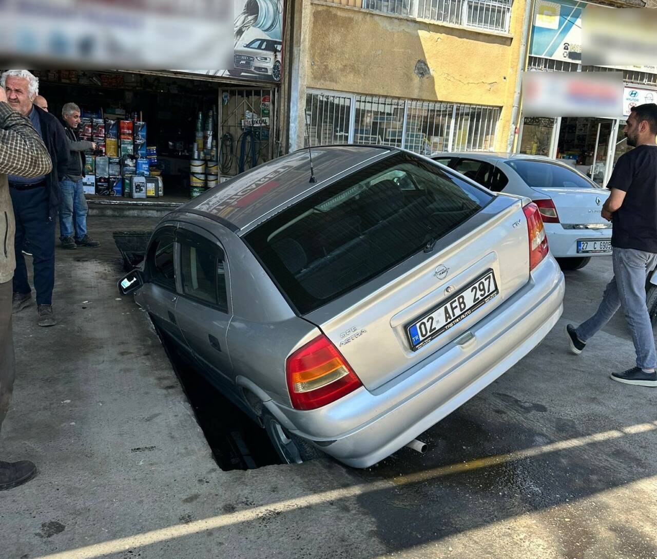 Adıyaman’da bir otomobil, bakım kanalına düştü.