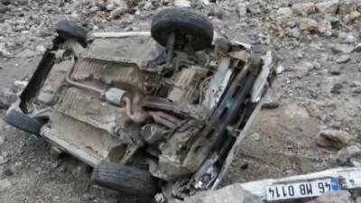 Gaziantep'in İslahiye ilçesinde bir otomobil, sürücüsünün direksiyon hakimiyetini kaybetmesi sonucu